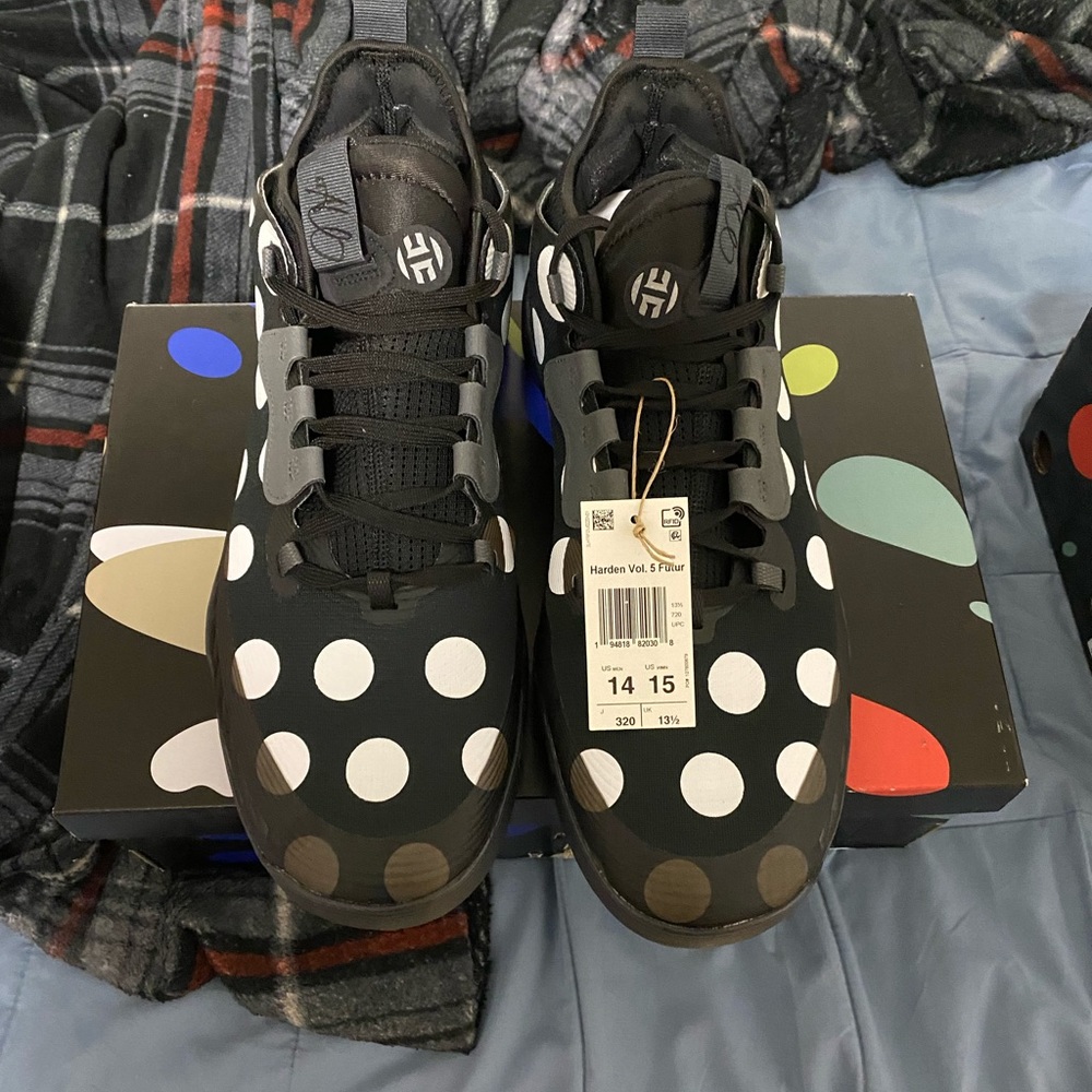 Basketball shoes